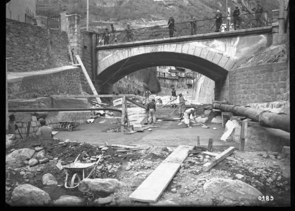 Società Edison - Valle Camonica - Cantiere - Operai al lavoro sul greto di un torrente