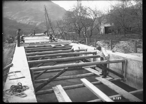 Società Edison - Valle Camonica - Cantiere - Lavori di copertura di un canale - Operai al lavoro