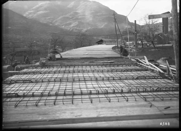 Società Edison - Valle Camonica - Cantiere - Lavori di copertura di un canale