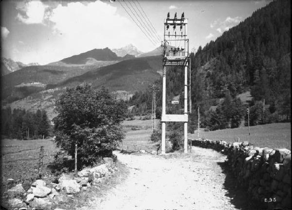 Società Edison - Passo del Tonale - Pali dell'elettricità con cabina aerea