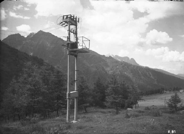 Società Edison - Passo del Tonale - Pali dell'elettricità con cabina aerea