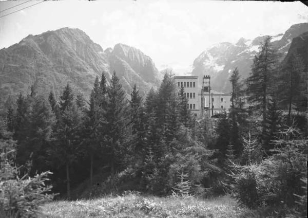 Società Edison - Passo del Tonale - Traliccio ed edificio della colonia dei Vigili del Fuoco