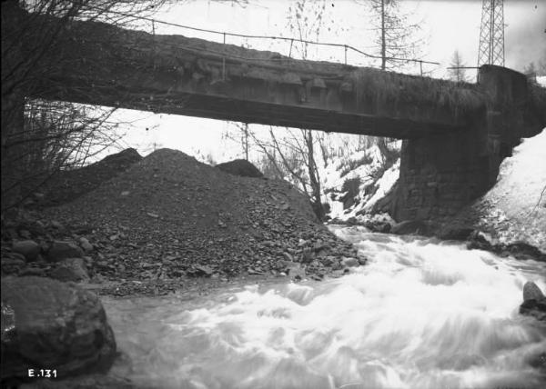 Valle Camonica - Fiume Oglio (?) - Ponte dissestato