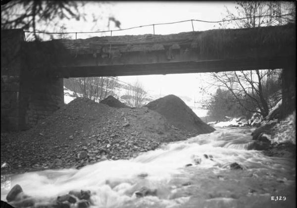 Sonico - Fiume Oglio (?) - Ponte dissestato