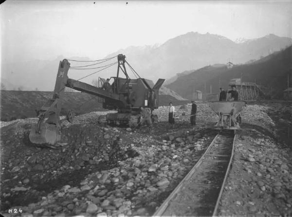 Società Elettrica Cisalpina - Cividate - Centrale idroelettrica - Frana - Scavatrice e carrello per il trasporto detriti - Operai al lavoro - Società Elettica Cisalpina