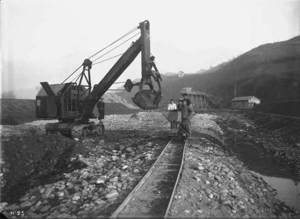 Società Elettrica Cisalpina - Cividate - Centrale idroelettrica - Frana - Scavatrice e carrello per il trasporto detriti - Operai al lavoro - Società Elettica Cisalpina