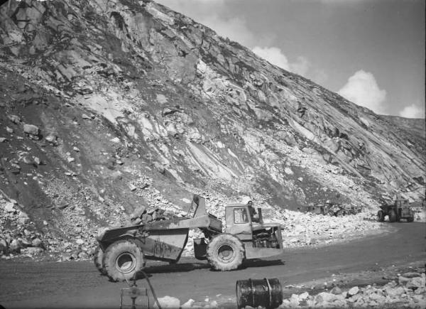 Società Edison - Lago Pantano d'Avio - Cantiere - Automezzo per il trasporto di detriti