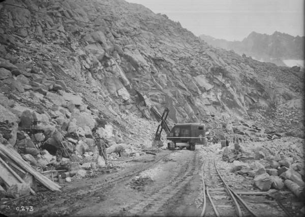 Società Edison - Lago Pantano d'Avio - Cantiere - Escavatrice e operai al lavoro