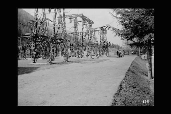 Società Edison - Valle Camonica - Cabina elettrica esterna - Operai su piazzale