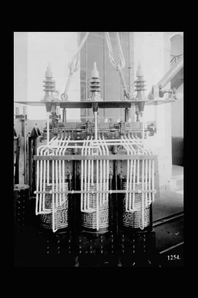 Società Edison - Isola - Centrale idroelettrica - Interno - Particolare di un trasformatore