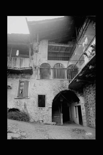 Cedegolo - Cascina - Cortile