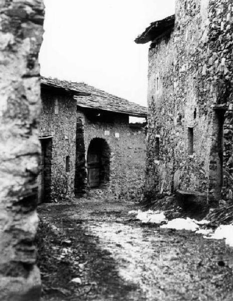 La strada. Strada in terra battuta fiancheggiata da edifici.