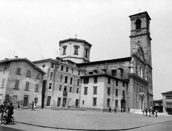 La piazza della chiesa.