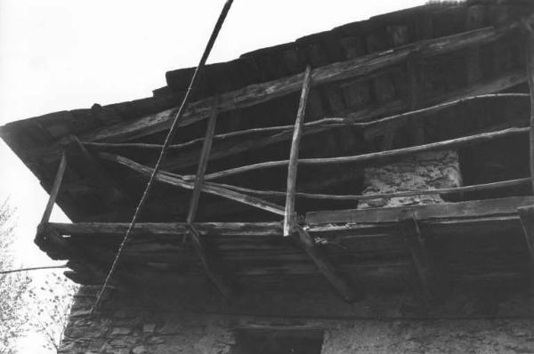 San Rocco di Teglio. Ballatoio in legno del fienile di cascina.