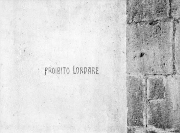 Scritta su muro: "Proibito lordare".