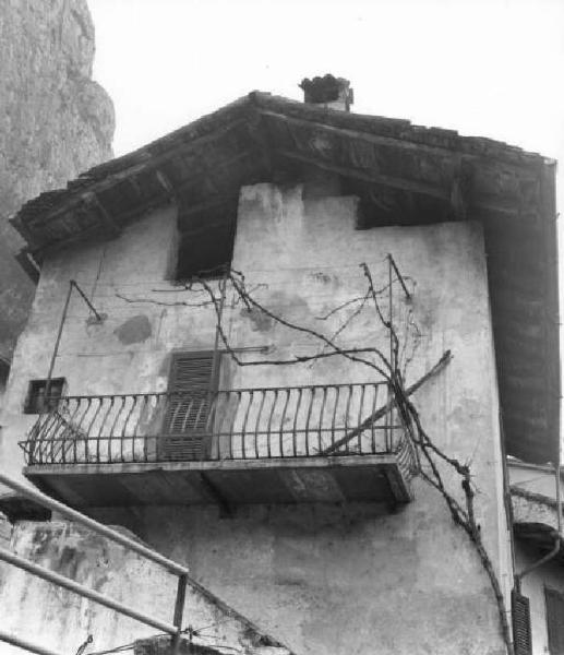 Piano superiore di edificio con balcone.