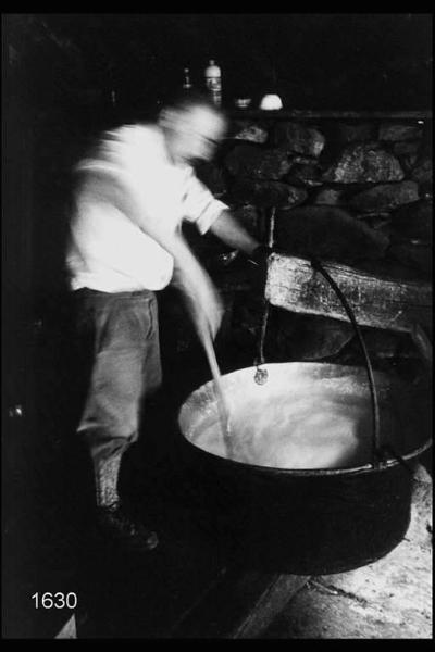 Chiesa in Valmalenco - Lavorazione del latte - Artigiano al lavoro