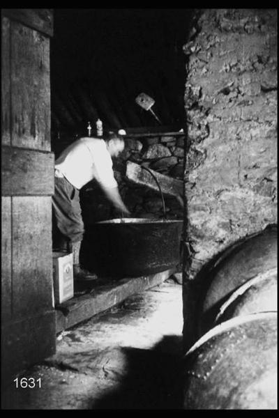 Chiesa in Valmalenco - Lavorazione del latte - Artigiano al lavoro