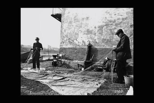 Pescatori a terra mentre riordinano una rete