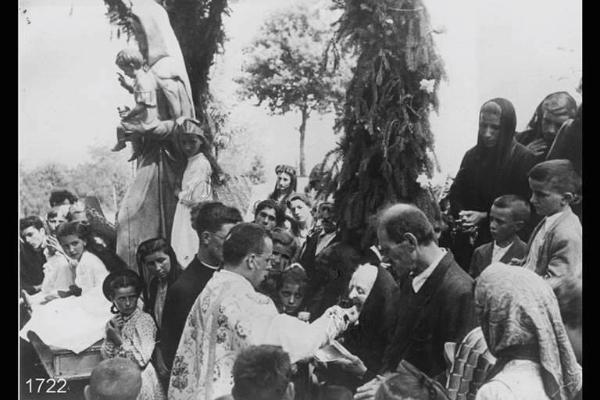 Bedulita. Festa della Madonna pellegrina. Giuseppina Moscheni mentre riceve l'ostia ed accanto Giuseppe Ferraroli.