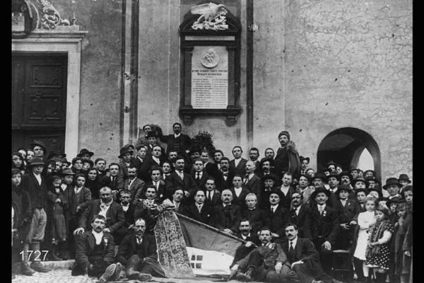 Ritratto di gruppo. - Inaugurazione della lapide ai Caduti della Grande Guerra.