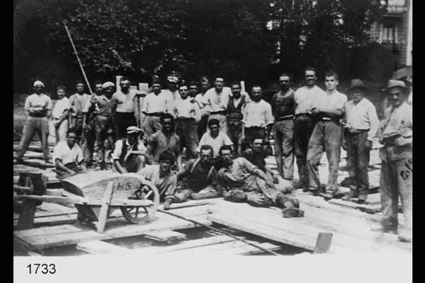 Emigranti in Val d'Isère. Cantiere edile. Il quart'ultimo è Giuseppe Ferraroli.