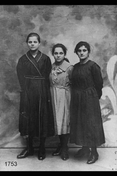 Ritratto di tre giovani donne. Al centro Maria Personeni.