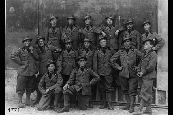 Gruppo di alpini. Al centro Anselmo Mazzoleni.