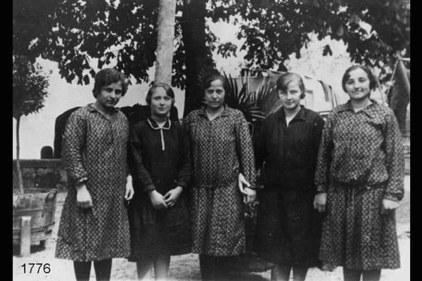 Ragazze in posa. La prima è Celestina Personeni.