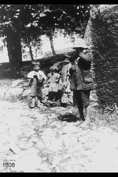 Fratelli Locatelli. Bambini lungo sentiero di campagna.