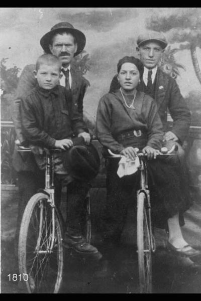 Ritratto di Giuseppe Ferraroli col figlio Vittorio e con Giovanni Ferraroli e la sorella Camilla in bicicletta.