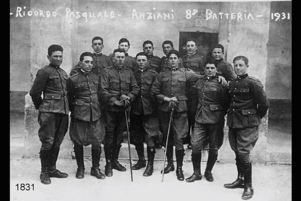 Camillo Filippi (il primo a sinistra) posa con il gruppo di commilitoni.