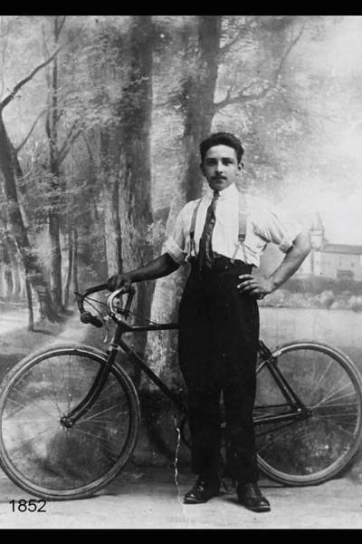 Ernesto Todeschini posa in studio con la bicicletta.