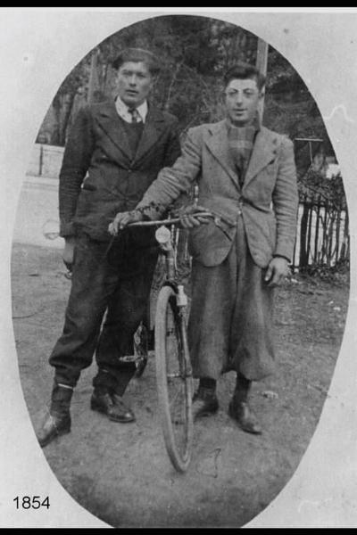 Egidio Todeschini e Giovanni Locatelli con bicicletta.