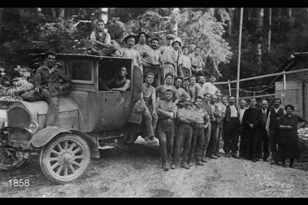 Valdimagnini boscaioli emigrati a Couvet. In prima fila il 2° in piedi è Giuseppe Mangili, poi don Bertocchi curato di Berbenno.