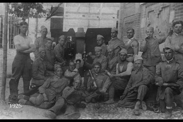 Con la freccia Camillo Filippi. Posa di gruppo all'aperto con cannone e proiettili.