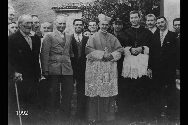 Il cardinale Montini in visita pastorale a Brumano. Nell'angolo Martino Vitari, il vecchio Antonio Vitari, di profilo Pietro Bianchi, con giacca Renzo Vitari, e don Beniamino.