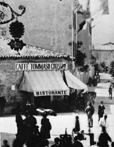 Particolare del paese. Il viale di "Puncia". Particolare del Caffè - Ristorante "Tommaso Grossi".