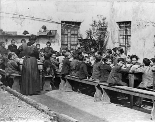 Refezione. L'asilo infantile. Scuole comunali. Momento del pasto. Esterno.