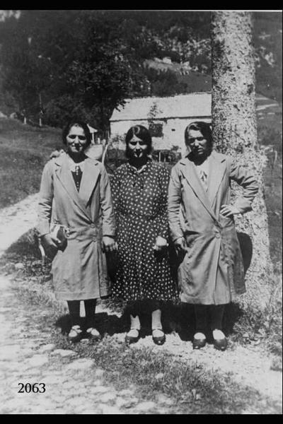 Ritratto di gruppo. Le sorelle Maddalena e Odilia Vitari con la cugina Celestina.
