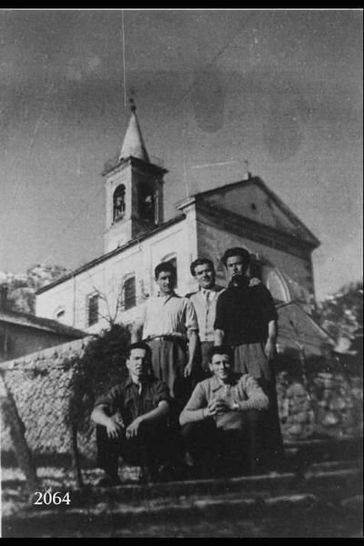 Ritratto di gruppo. Giovanni Bianchi e Giovanni Rota seduti, in piedi a destra Egidio Angiolini. Sullo sfondo la chiesa.