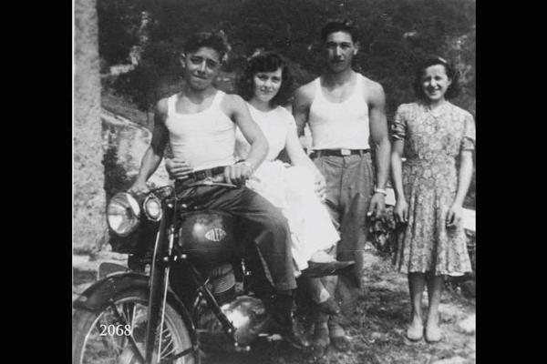 Gruppo di giovani con moto Gilera. Due ragazzi e due ragazze lungo un sentiero di campagna.