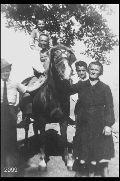 Ritratto di Carlo Manzoni a cavallo con i figli; accanto, la moglie Angela Canella.