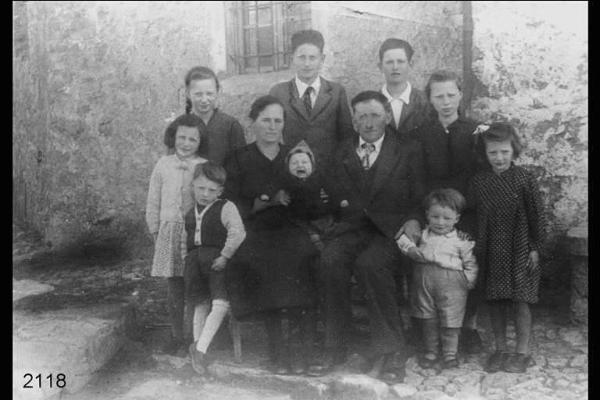 Camillo Pellegrini con la moglie Lucia Salvi e i 9 figli. Posa in esterno.