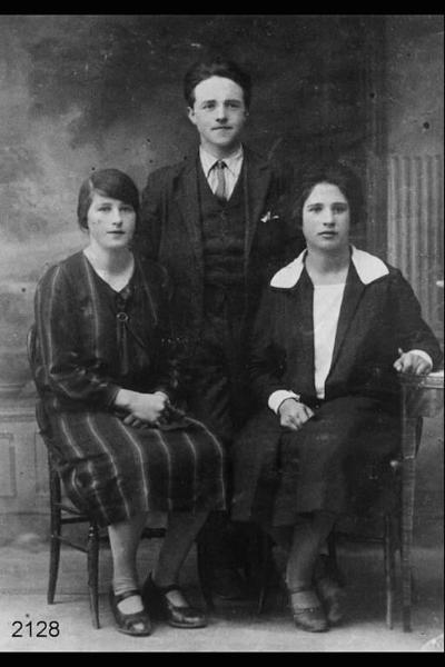 Luigi Locatelli con le cugine Antonietta e Teresa Todeschini. Posa in studio.