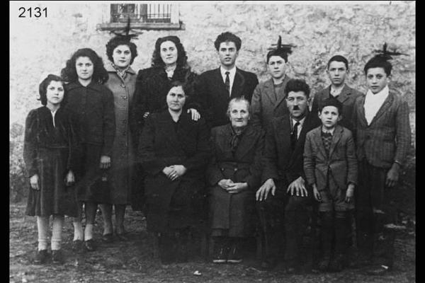 Palmiro Pellegrini con la moglie Amabile Capelli e la madre Maria (al centro) e i 9 figli. Posa in esterno.