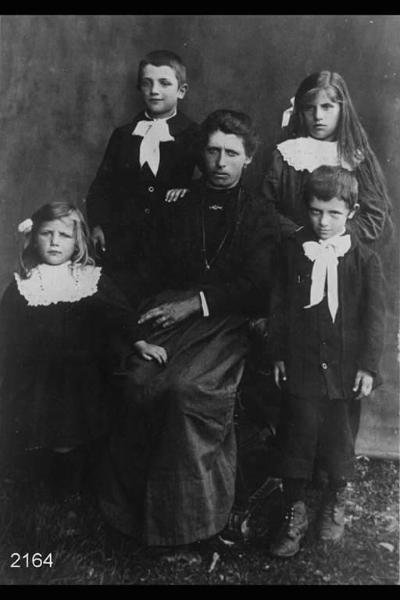Santina Bolis in Arrigoni con 4 dei 5 figli.