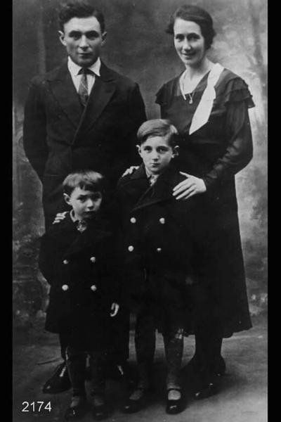 Famiglia Giuseppe Salvi (la moglie è di Ploumanach). Posa in studio a figura intera frontale. Nella fotografia, oltre la coppia, due bambini.