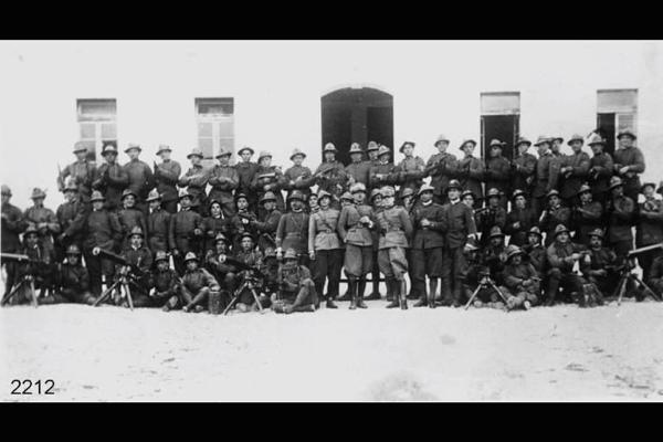 Gruppo di leva. In alto penultimo a destra è Virgilio Arrigoni. Alpini con armi.