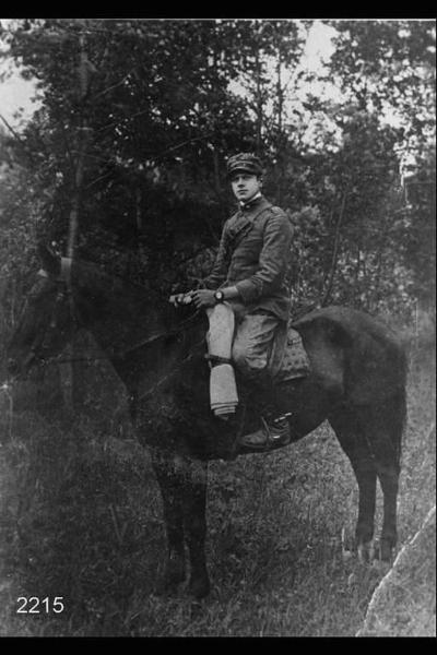 Palmiro Pellegrini in divisa militare a cavallo. Sullo sfondo un bosco.